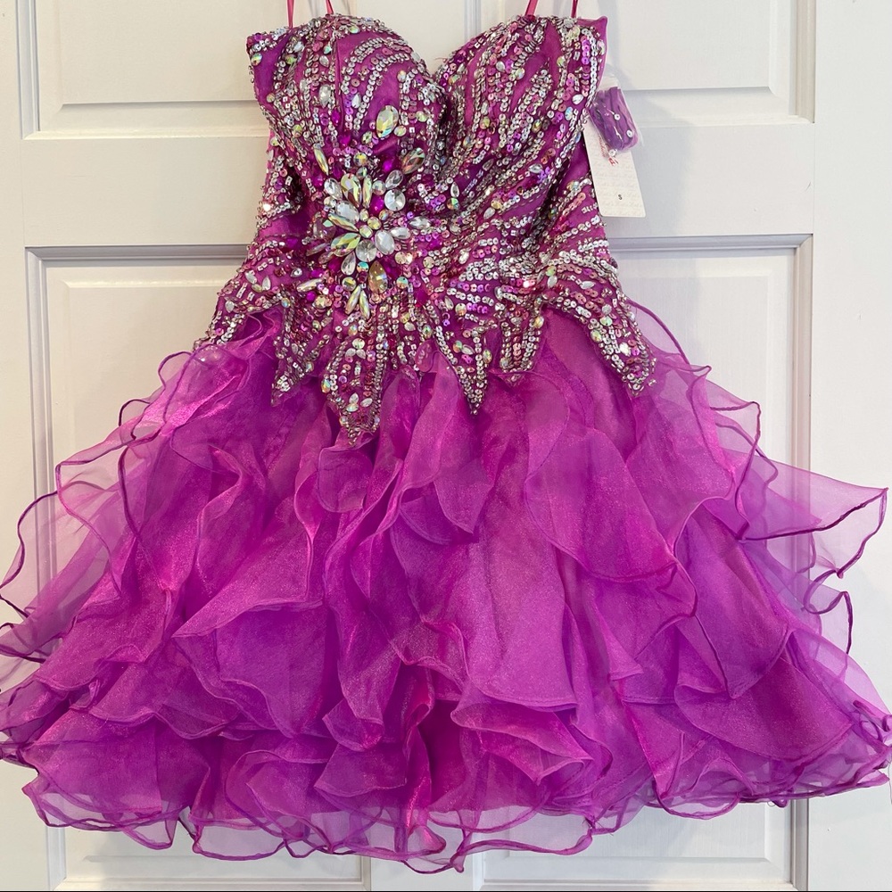 NWT Short Magenta Homecoming/Damas Formal Dress